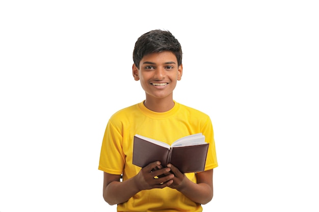 Menino indiano com diário em fundo branco.