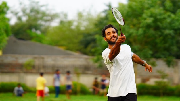 Menino indiano jogar badminton Banco de imagens