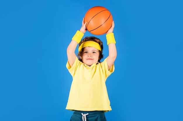 Menino jogando bola de basquete, menino esportivo em uniforme jogando basquete