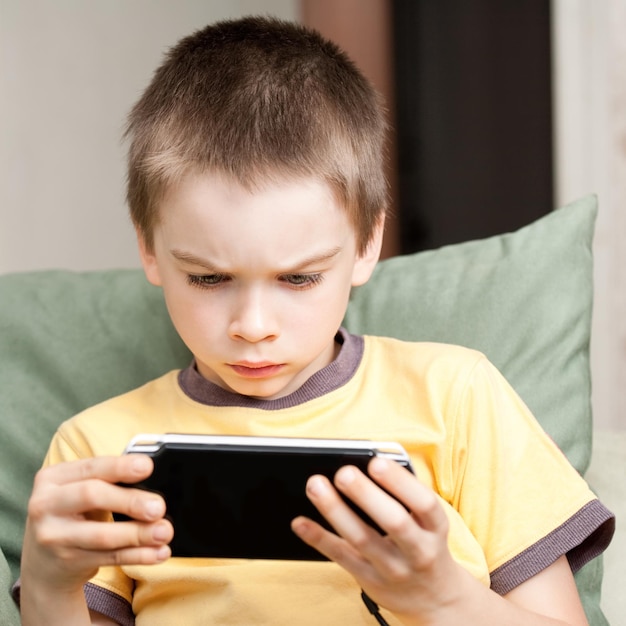 Menino jogando console de videogame