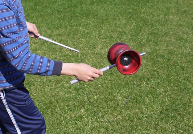 menino jogando diabolo