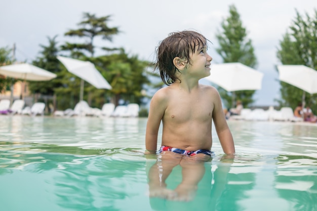 Menino jovem, criança, criança, respingo, em, piscina, tendo divertimento, atividade lazer