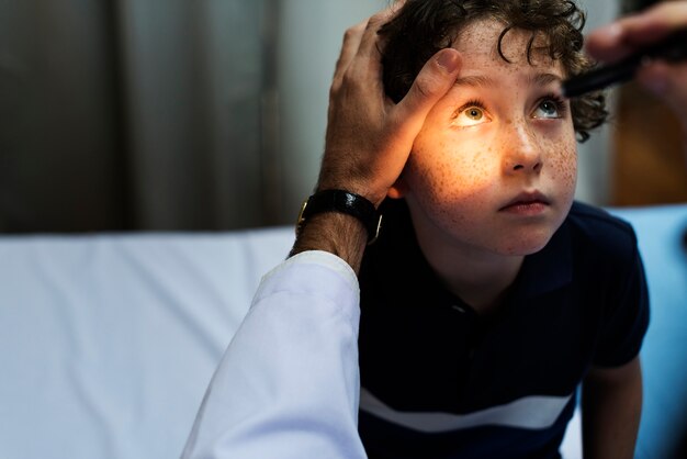 Menino jovem, tendo, seu, olhos, verificado