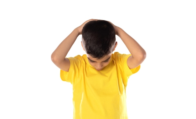 Menino latino preocupado com uma camiseta amarela isolada em um fundo branco