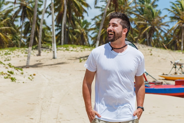 Menino lindo na praia de férias