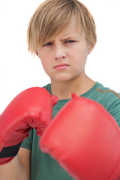 Menino loiro com luvas de boxe