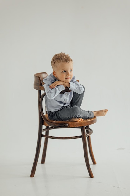 Foto menino loiro de 4 anos em uma camisa