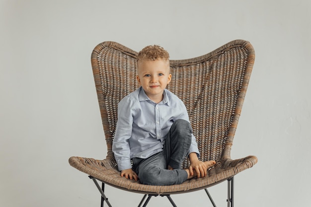 Menino loiro de 4 anos em uma camisa