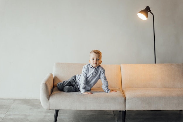 Menino loiro de 4 anos em uma camisa