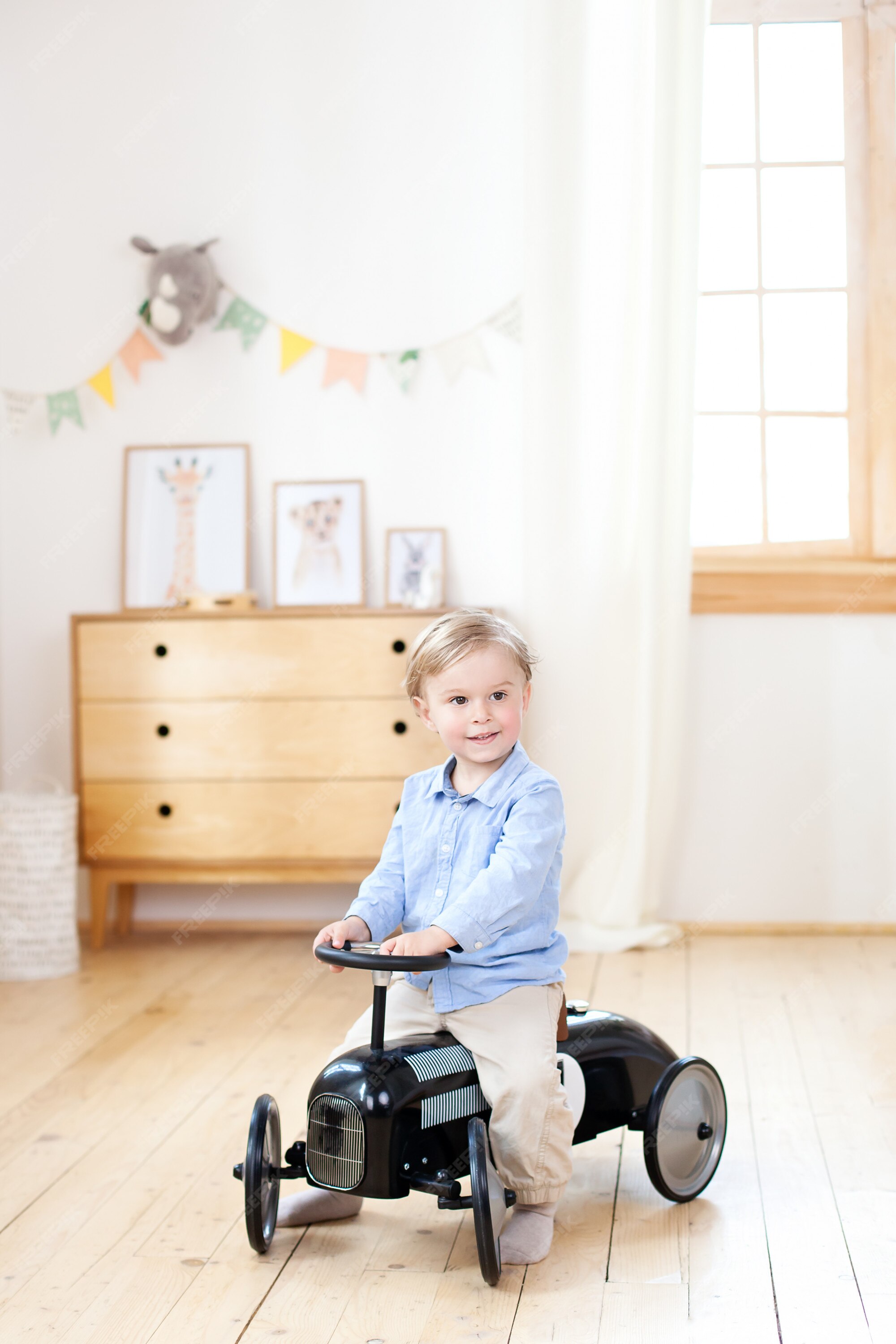 Carro de corrida infantil estilo retro em uma sala de crianças