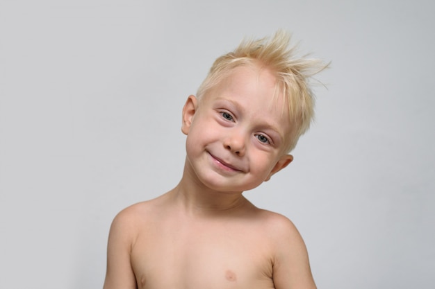 Menino loiro sorridente sem camisa. retrato. espaço para texto.