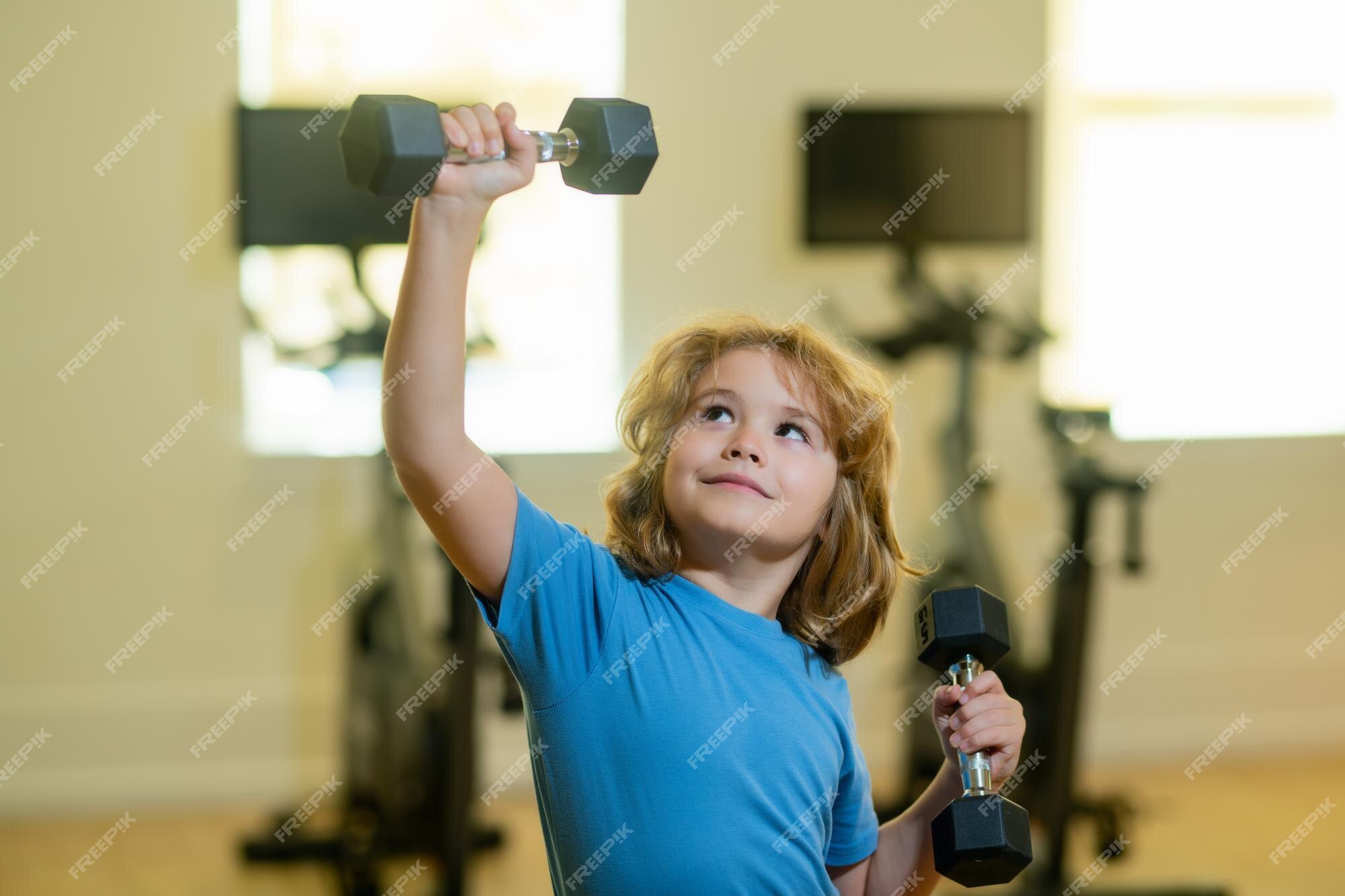 Pratica ténis infantil feliz. Treino de rapazinho. Dieta fitness