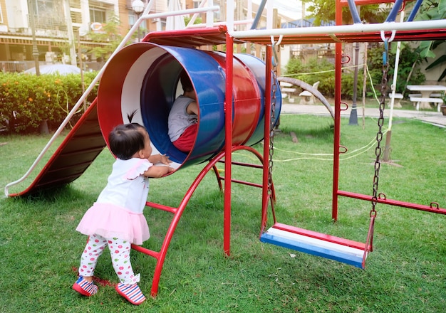 Menino menina, ligado, a, pátio recreio