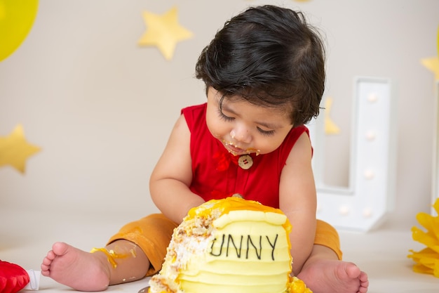 Menino mexicano esmagando o bolo de aniversário