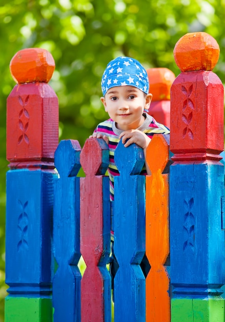 Menino na bandana no playground