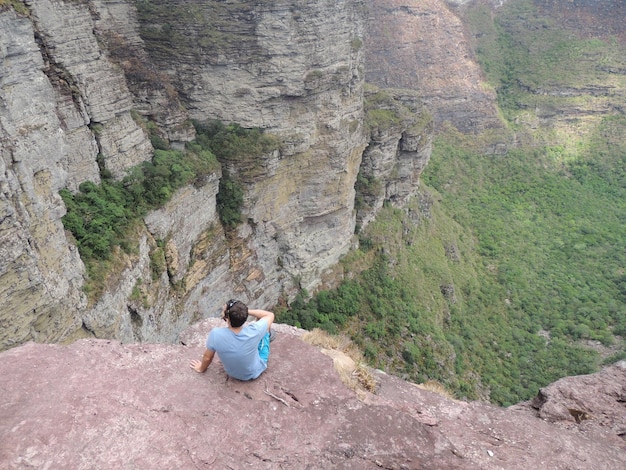 Menino na beira da rocha no vale da rocha na Chapada Diamantina Brasil