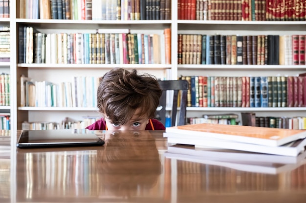 Menino na biblioteca.