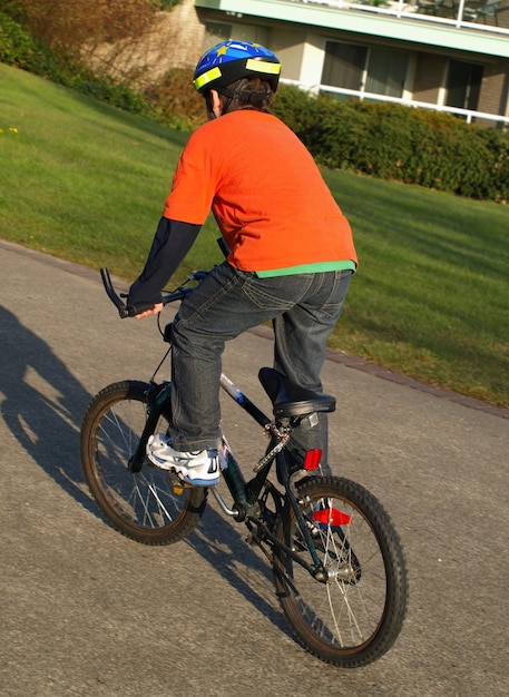 Menino na bicicleta de montanha