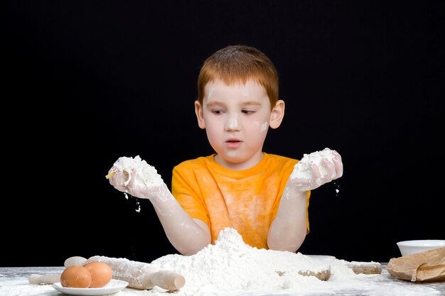 Menino na cozinha