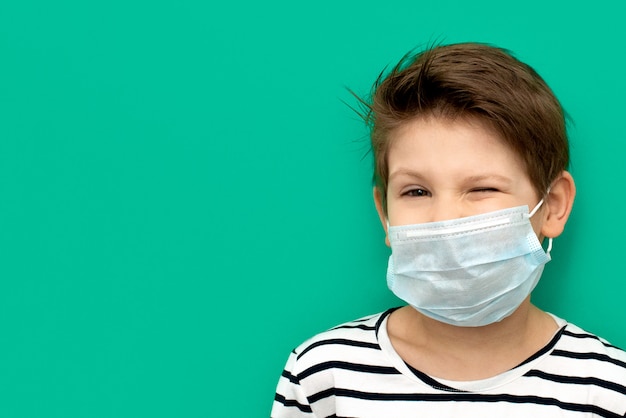 Menino na máscara médica isolada durante o coronovírus.