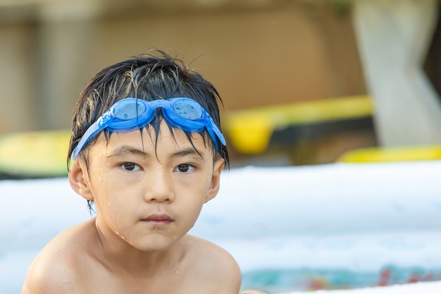 Menino na piscina infantil