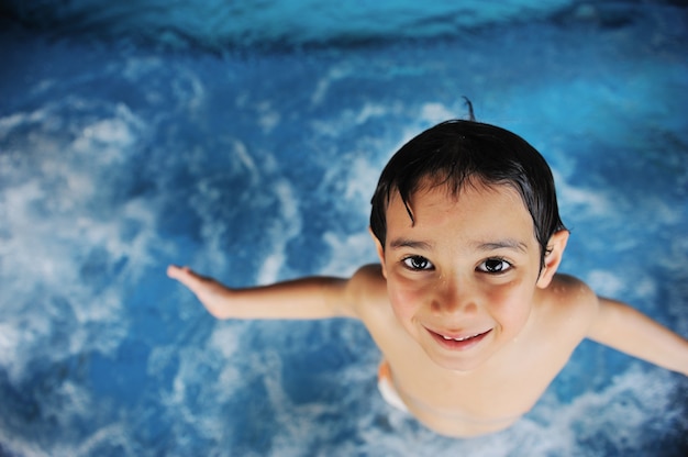 Menino na piscina