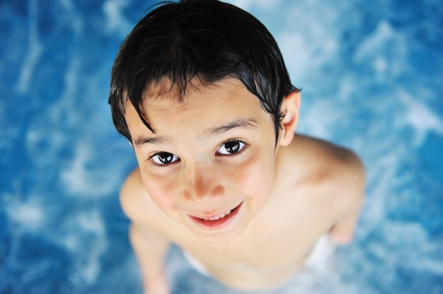 Menino na piscina