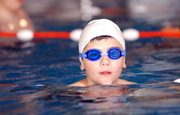 Menino na piscina.