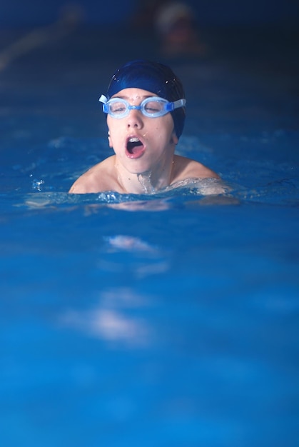 Menino na piscina.