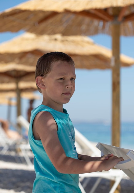 menino na praia do mar verão