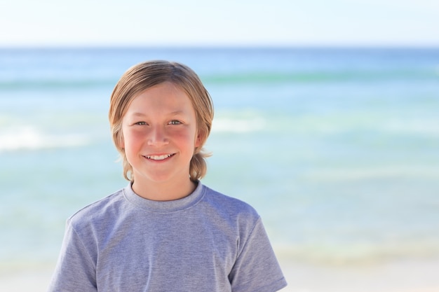 Menino na praia