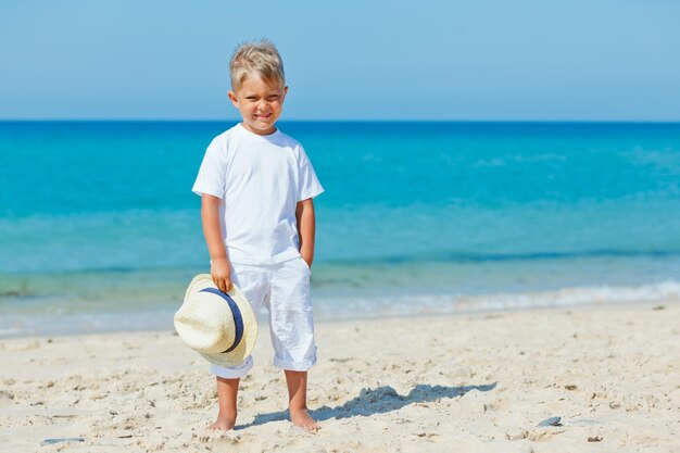 menino na praia