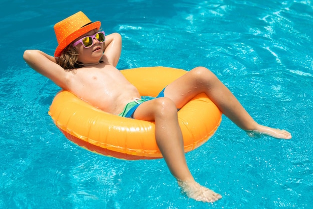 Menino nadando e brincando em uma piscina Criança brincando na piscina Conceito de férias de verão Retrato de crianças de verão