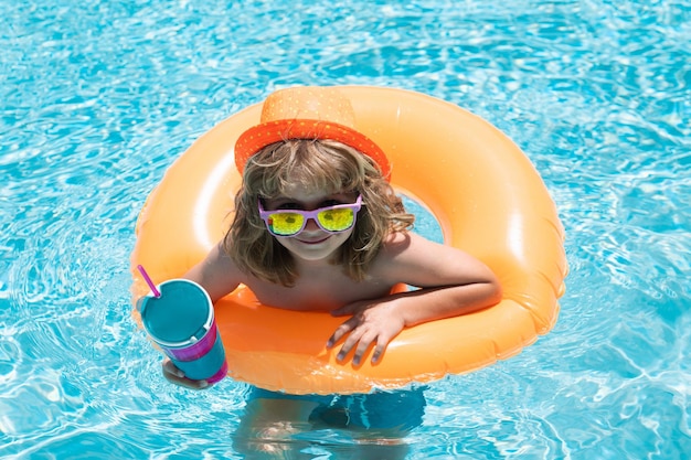 Menino nadando e brincando em uma piscina Criança brincando na piscina Conceito de férias de verão Retrato de crianças de verão