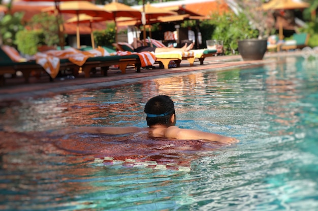 Foto menino nadando na piscina