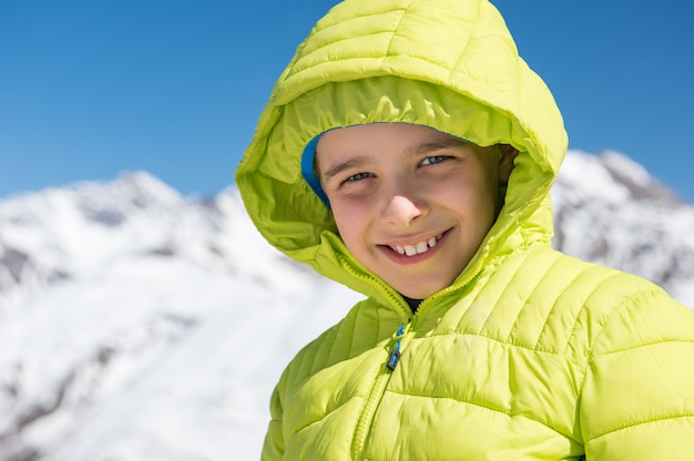 Menino nas férias de inverno