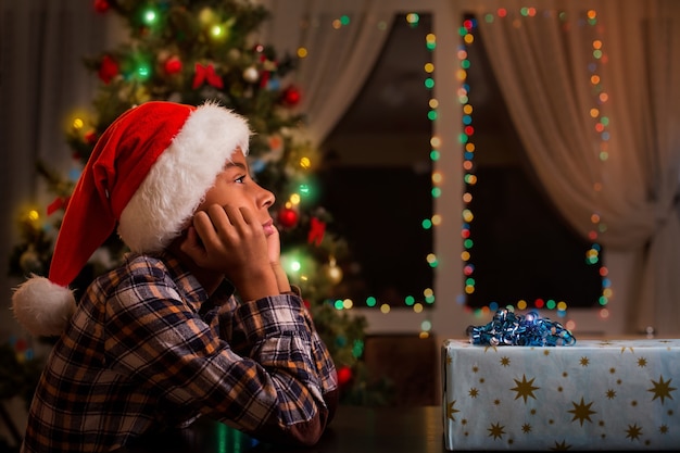 Menino negro pensativo no Natal.