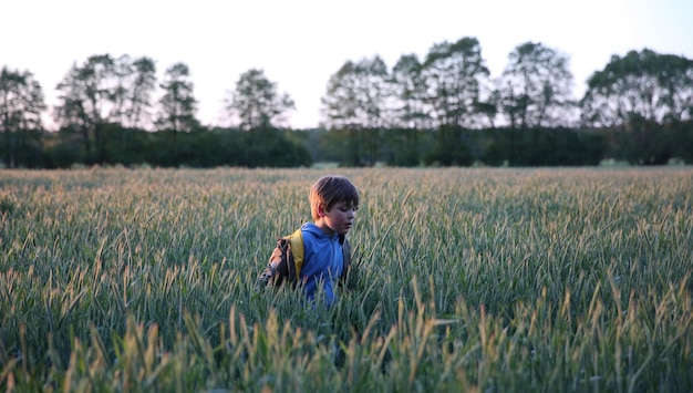 Menino no campo .