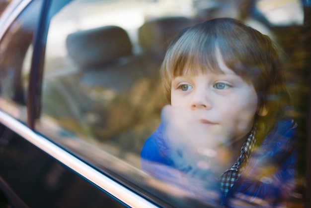 Menino no carro.