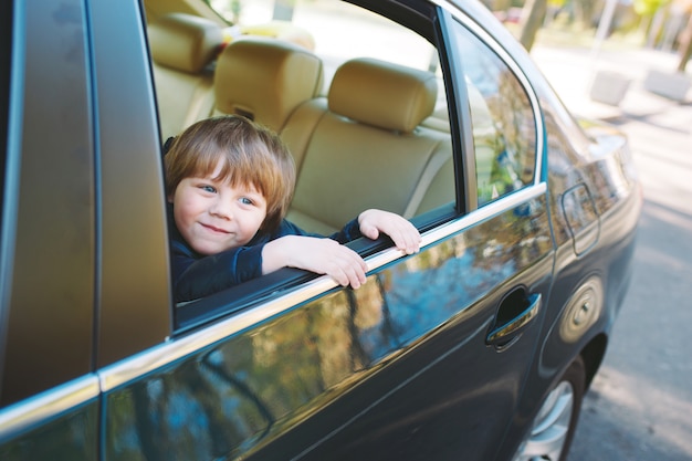 Menino no carro.