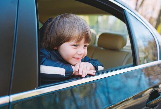 Menino no carro.