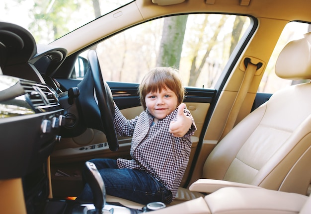 Menino no carro.