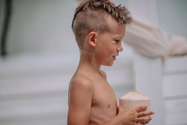 Foto menino olhando para a câmera em casa