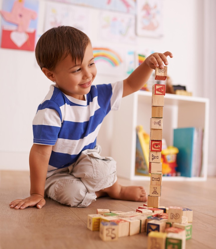 Foto menino ou criança de casa com blocos de construção para brincar e aprender para desenvolvimento ou crescimento na sala de jogos felicidade educação e brincadeira com atividade criança pequena jovem e jogos divertidos para criatividade