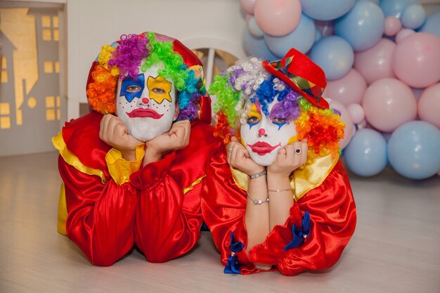 Menino palhaço e menina palhaço no aniversário da criança diversão e emoções