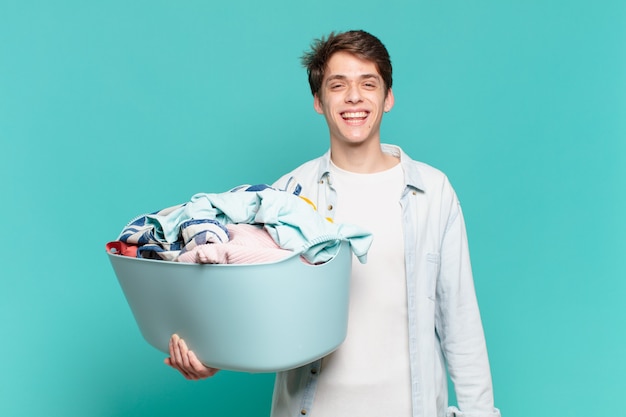 Menino parecendo feliz e agradavelmente surpreso, animado com um conceito de expressão fascinado e chocado ao lavar roupas