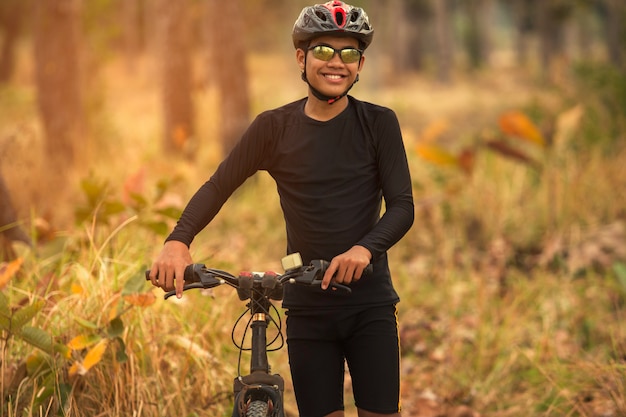 Menino, passeios bicicleta, em, a, amanhecer, luz, apreciar, a, vista, ligado, prado