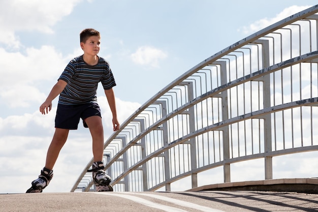 Menino patinando