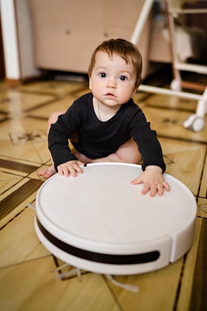 Menino pela máquina de lavar na cozinha