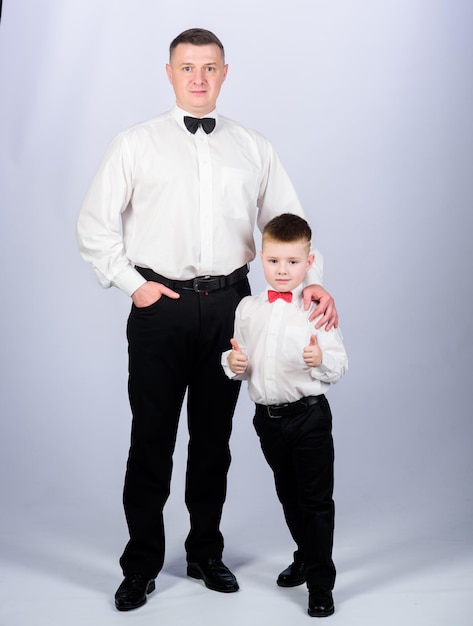 Menino pequeno com pai empresário sangue azul dia da família criança feliz com pai reunião de negócios festa sangue azul moda masculina parentalidade dia dos pais pai e filho em terno formal estilo smoking